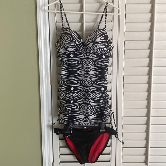 Love your assets by Sara Blakely-Spanx Top (M) & Arizona bottoms (L). NWOT. - Picture 1 of 5